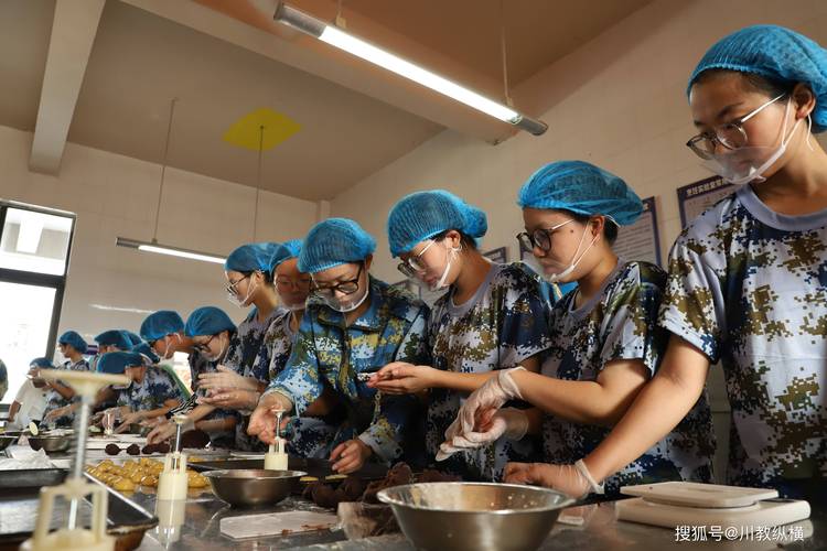 月圆情浓，巧手迎新——成都银杏酒店管理学院校领导与酒店管理专业学生共制月饼庆中秋